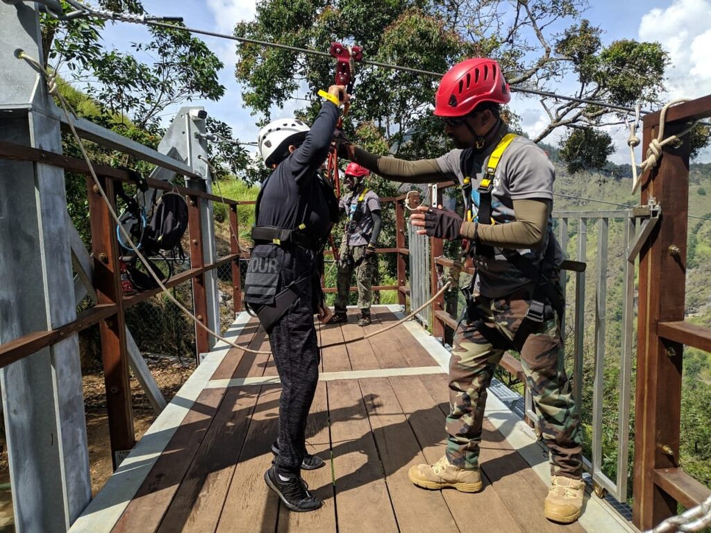 Zip-line tra le colline di Ella in Sri Lanka